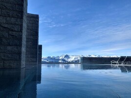 Una piscina techada, una piscina al aire libre