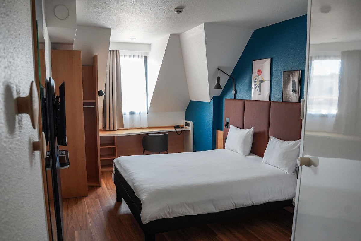 Kamar Double Standar, 1 Tempat Tidur Double (Port View) | Seprai premium, brankas, meja kerja, dan kedap suara