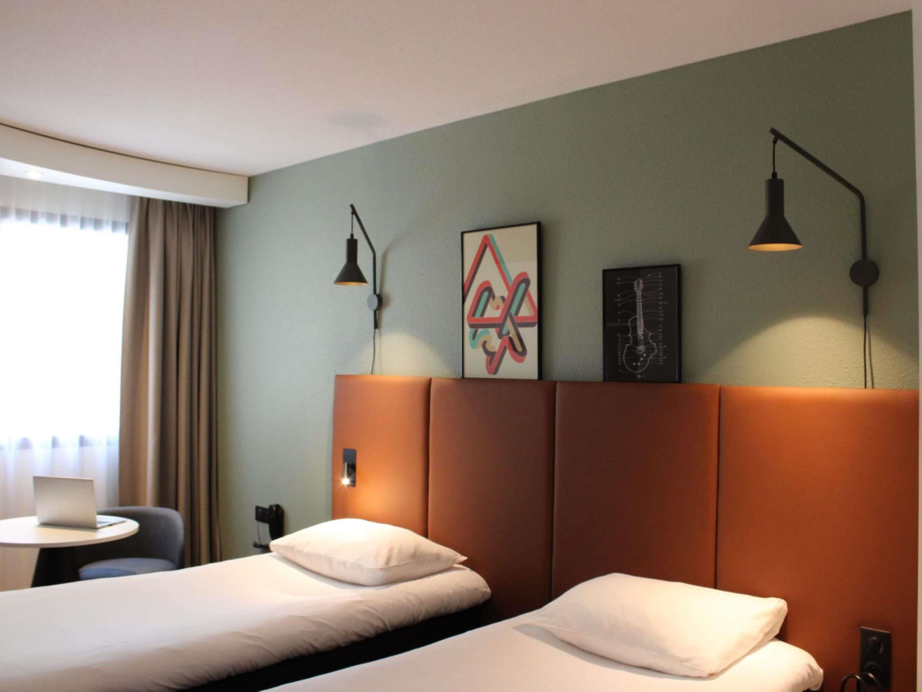 Habitación estándar con 2 camas individuales, 2 camas individuales | Ropa de cama de alta calidad y caja de seguridad en la habitación 
