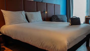 Driepersoonskamer | Luxe beddengoed, een kluis op de kamer, een bureau, geluiddichte muren