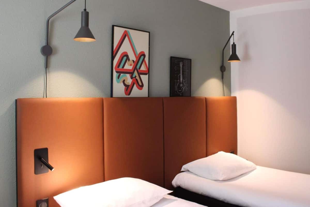Habitación doble estándar, 1 cama matrimonial | Ropa de cama de alta calidad y caja de seguridad en la habitación