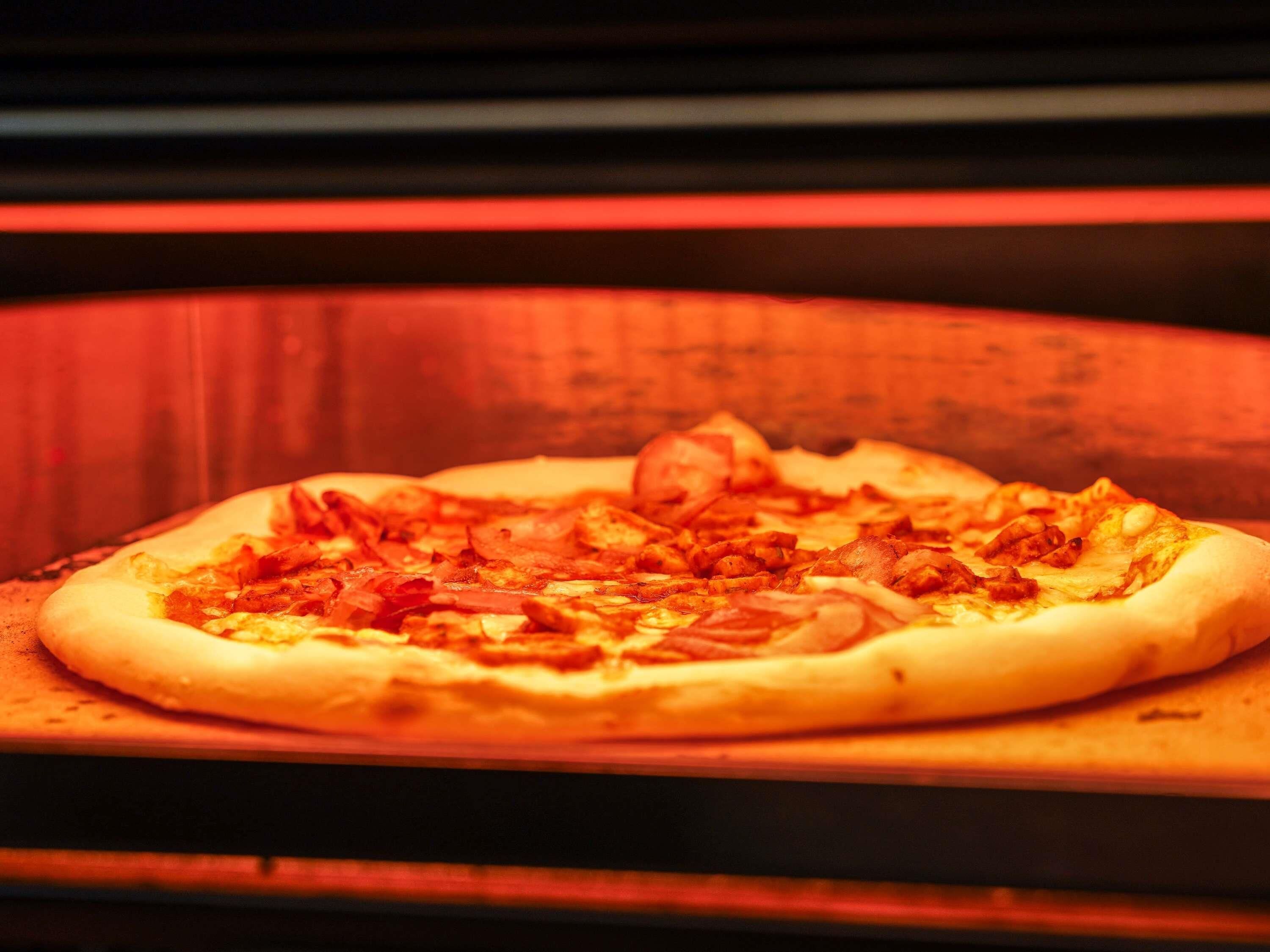 Pizza im Ofen.