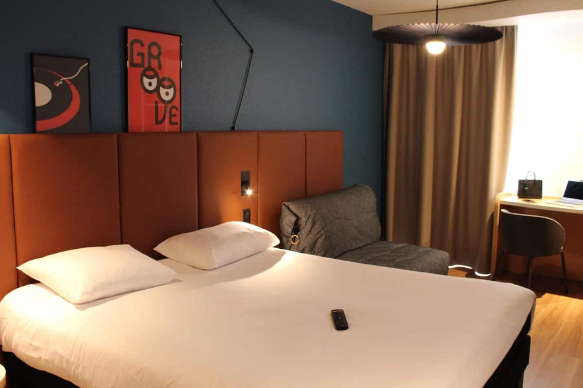 Seprai premium, brankas, meja kerja, dan kedap suara