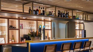 Bar (trong khuôn viên)