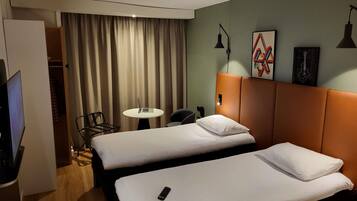 Standaard Twin kamer, 2 eenpersoonsbedden | Luxe beddengoed, een kluis op de kamer, een bureau, geluiddichte muren