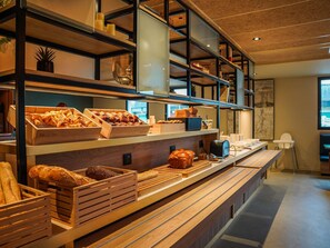 อาหารเช้าแบบบุฟเฟ่ต์ทุกวัน (EUR 15 ต่อคน)