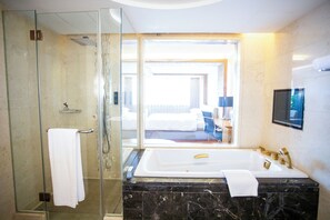 Separat badekar og bruser, hårtørrer, badekåber, hjemmesko