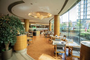 2 restaurants; breakfast, lunch, and dinner served - Four Points by Sheraton Beijing, Haidian (Beijing)
