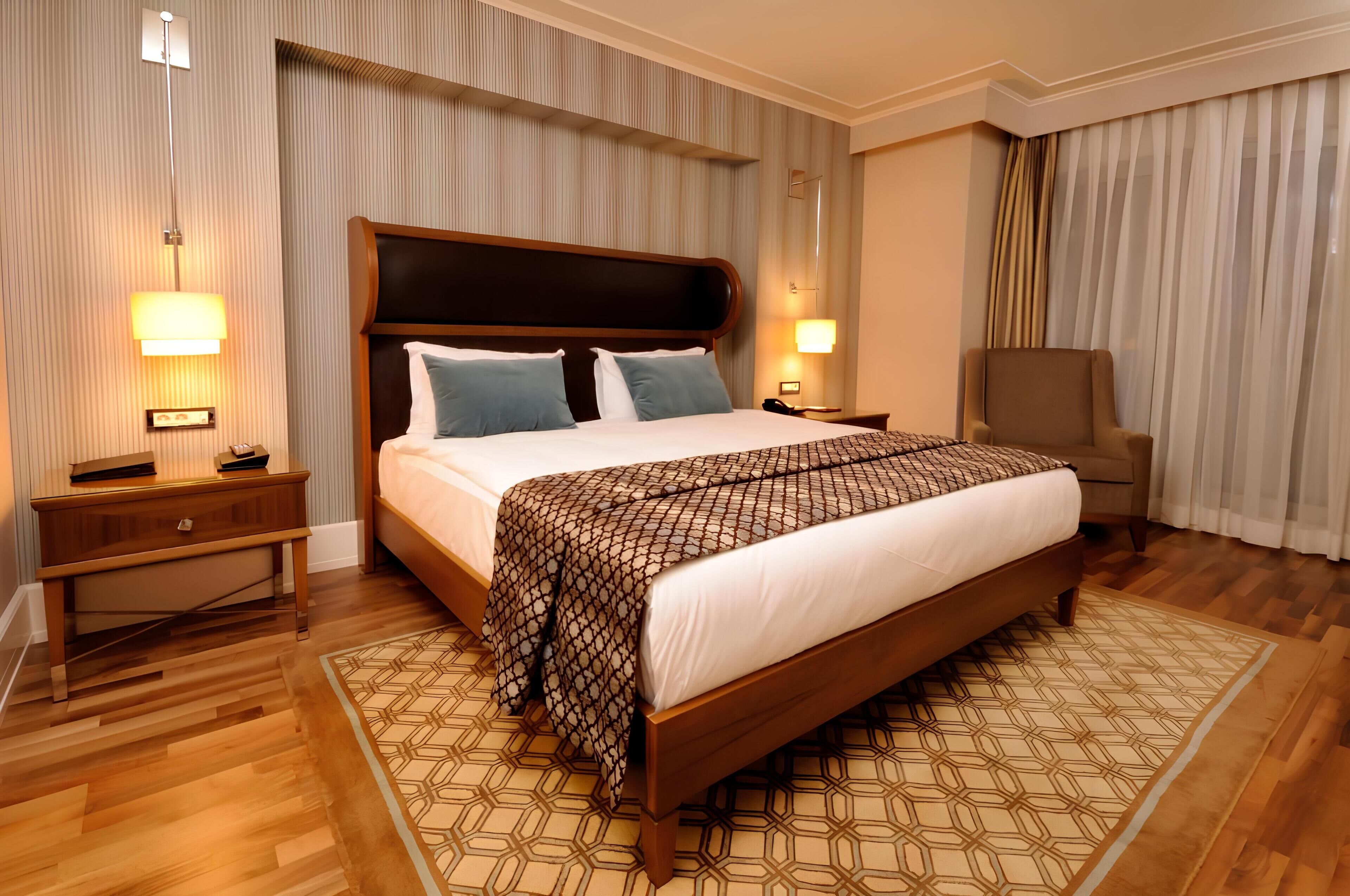 deluxe double room | 1 bedroom, in-room safe, desk, laptop workspace