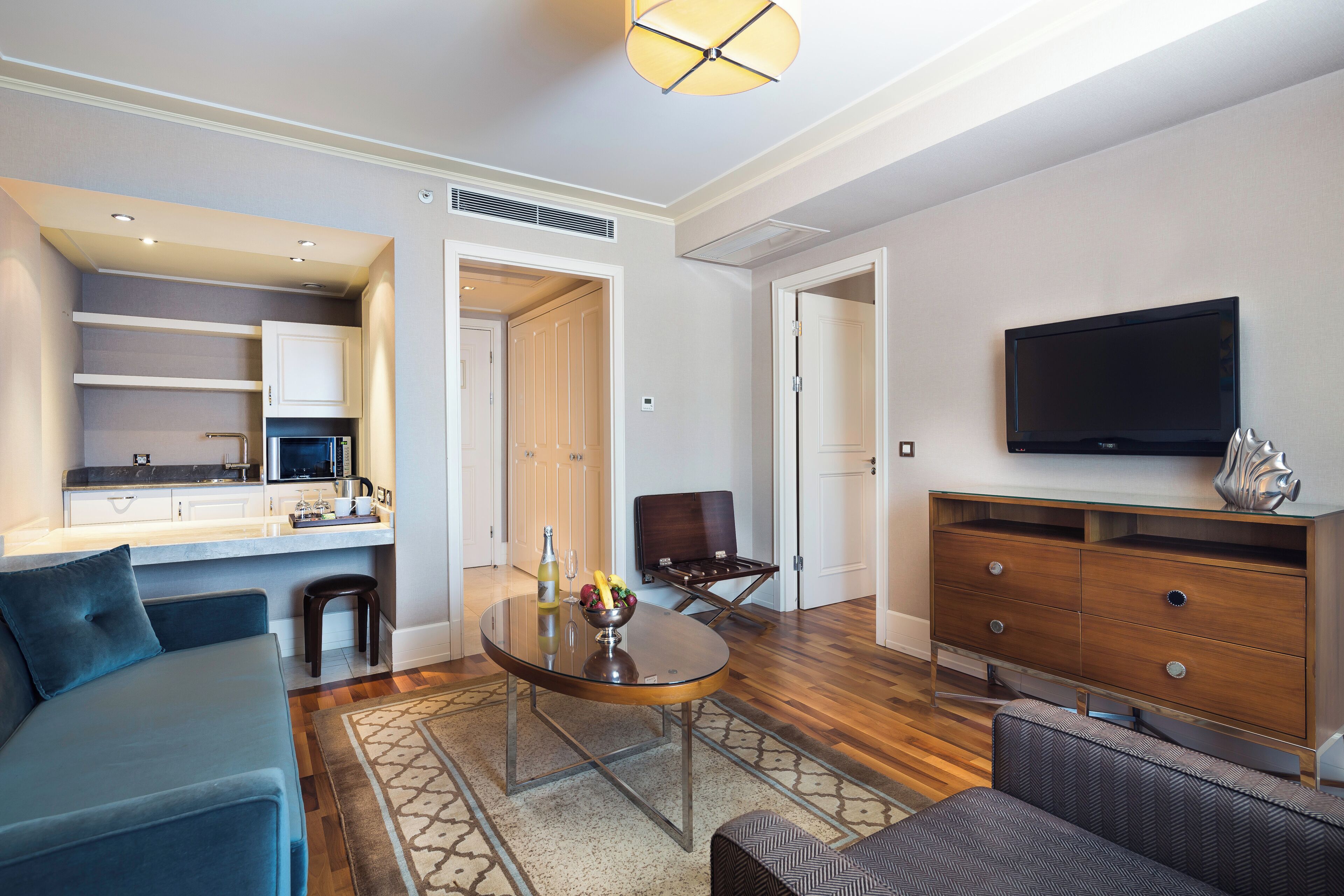 suite | private kitchenette | electric kettle