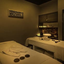 Couples treatment room(s), sauna, hot tub, steam room