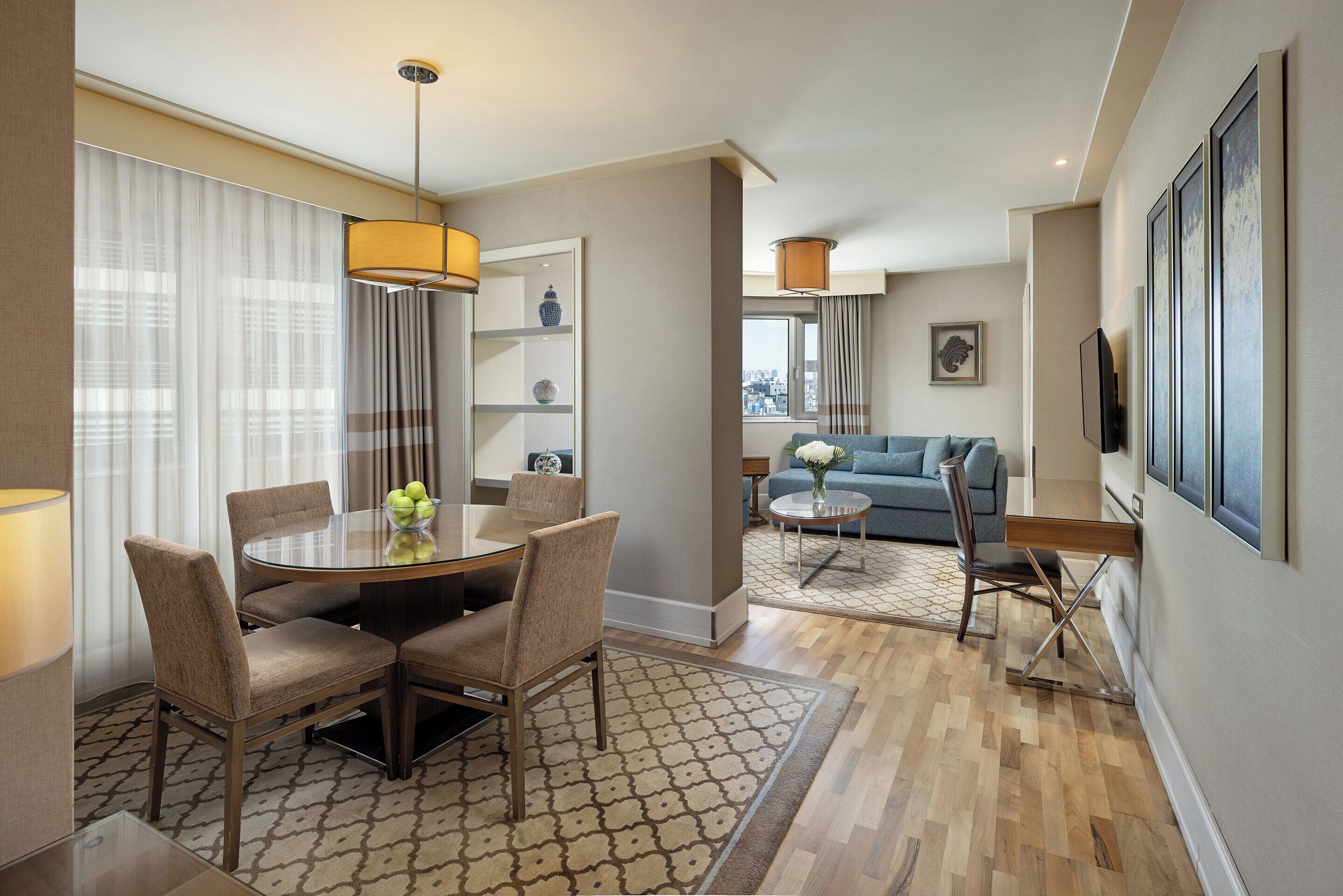 Suite | Pengeskab på værelset, skrivebord, arbejdsområde til bærbare computere