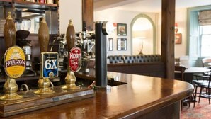 A bar area with a wooden counter and three beer taps labeled Horizon, 6X, and Henry's. - The Kings Arms Hotel - Inn (Melksham)