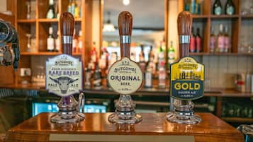 Drie biertaps met de aanduiding 'Rare Breed Pale Ale', 'Original Beer' en 'Golden Ale' op een bargedeelte.