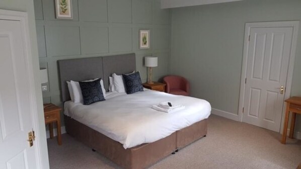 Blackout curtains, iron/ironing board, free WiFi, bed sheets - The Kings Arms Hotel - Inn (Melksham)