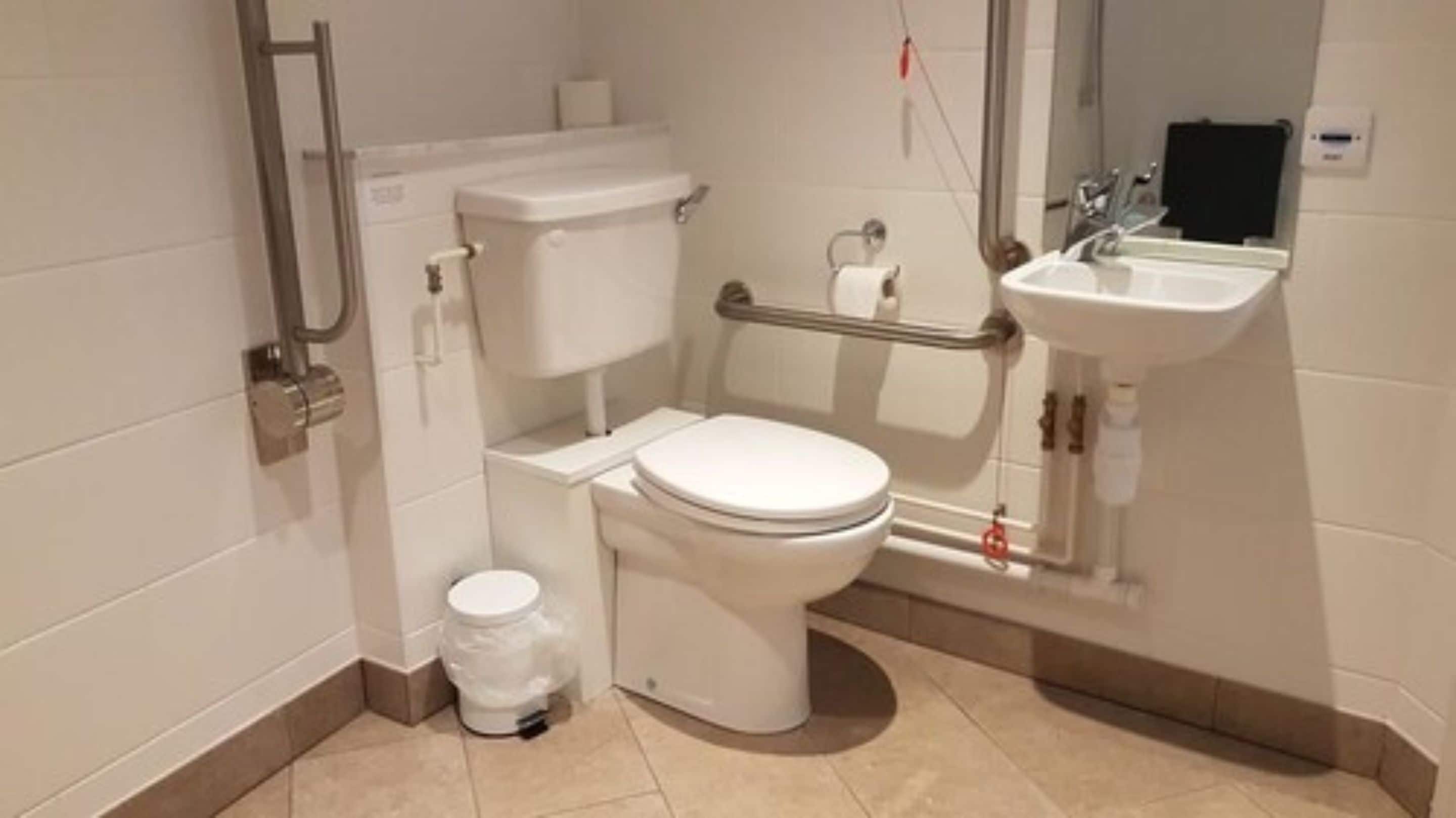 Habitación doble superior, con acceso para personas discapacitadas (Wet room) | Amenidades de baño | Secadora de cabello y toallas 