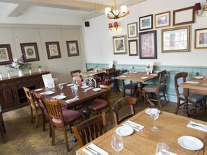 Breakfast area - The Kings Arms Hotel - Inn (Melksham)