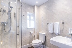 Regadera, amenidades de baño gratuitas, secadora de cabello, toallas 