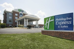 Edificio de Holiday Inn Express & Suites con entrada cubierta y estacionamiento.