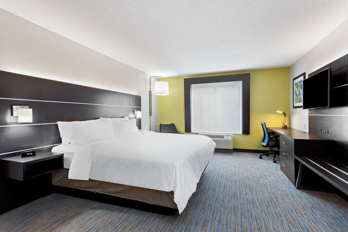 Desk, iron/ironing board, rollaway beds (surcharge), WiFi (free)