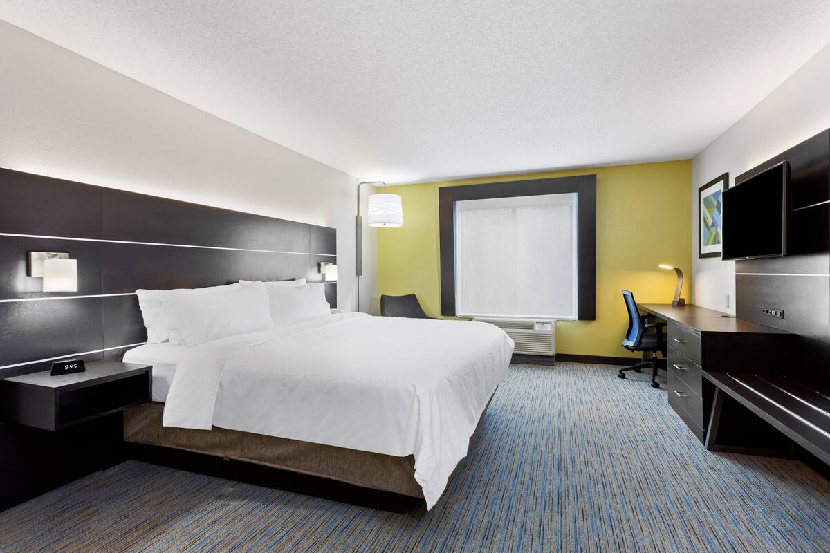 Desk, iron/ironing board, rollaway beds, free WiFi