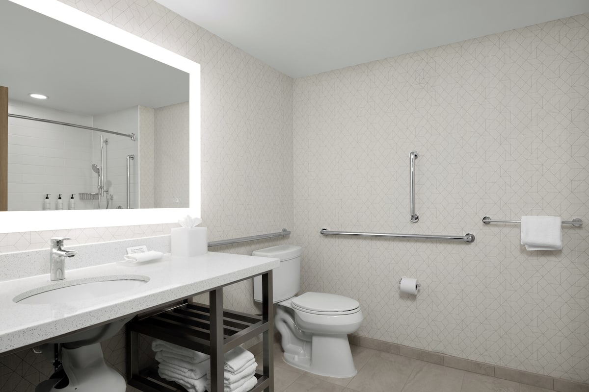 Combined shower/tub, deep soaking tub, designer toiletries, hair dryer