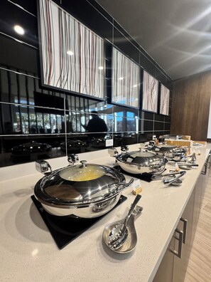 Breakfast and dinner served, American cuisine - SpringHill Suites by Marriott Fort Collins (Fort Collins)