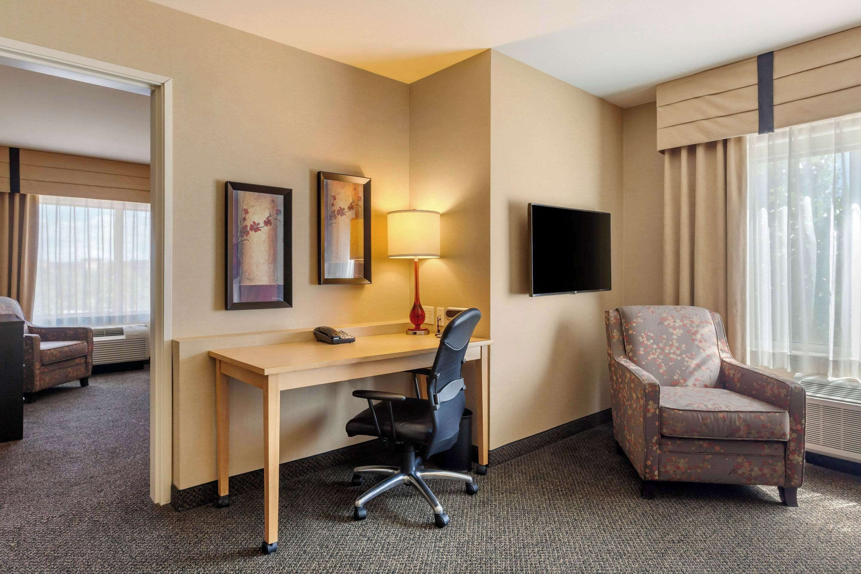 suite, non smoking | premium bedding, pillow-top beds, desk, laptop workspace