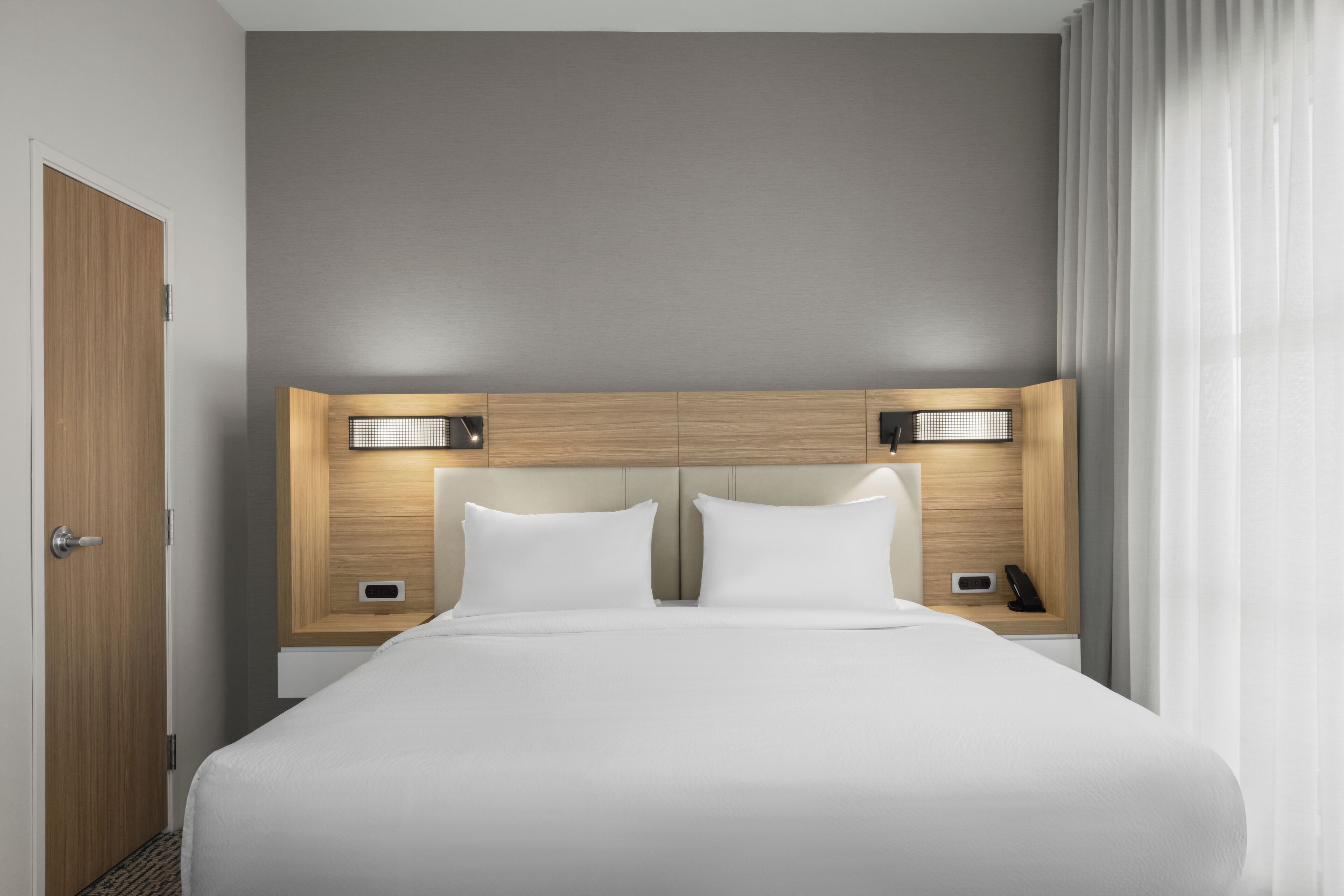 高档床上用品、加厚床垫、办公桌、笔记本电脑工作区