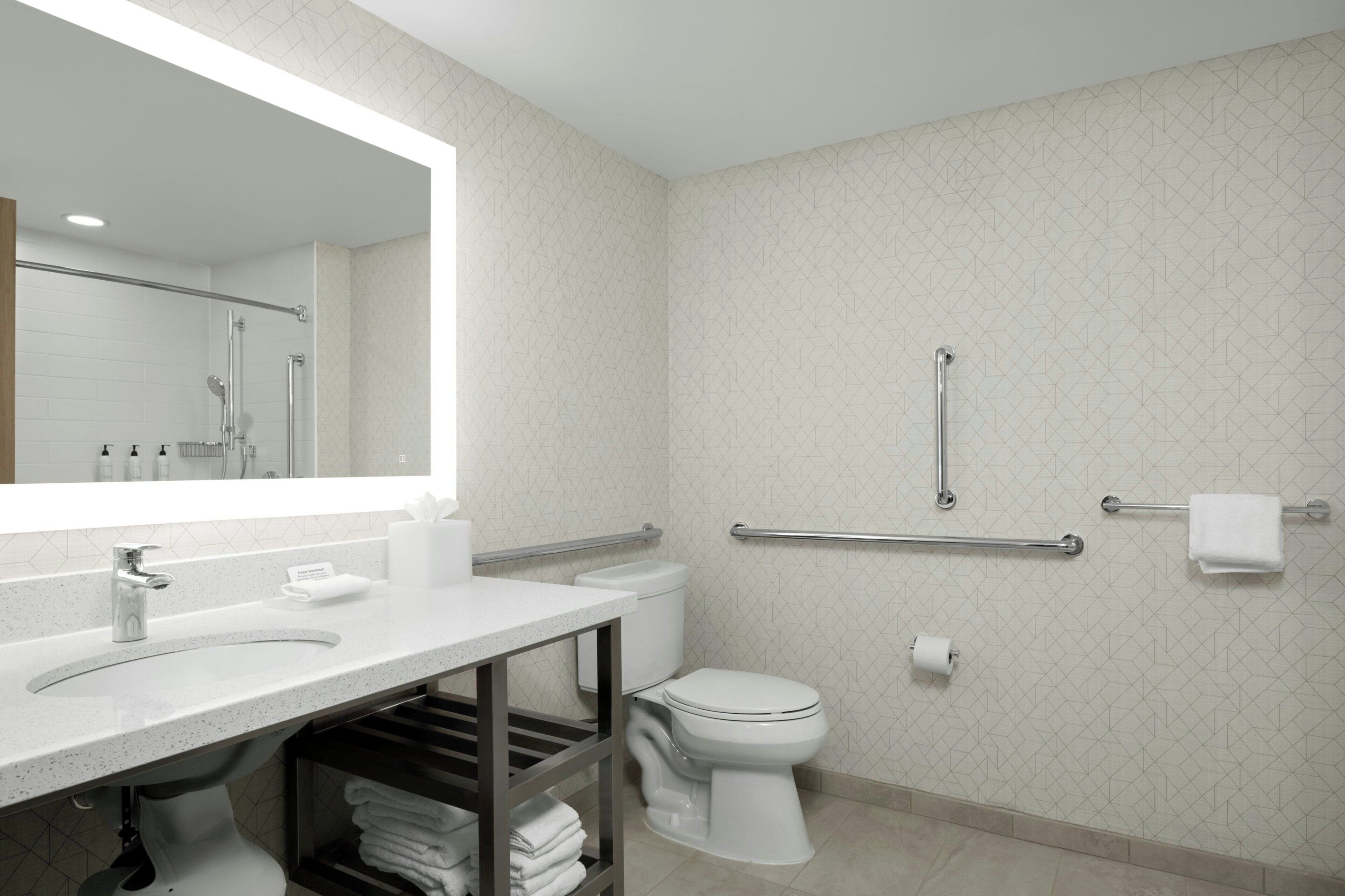 Tina con regadera, tina profunda, amenidades de baño de diseñador 