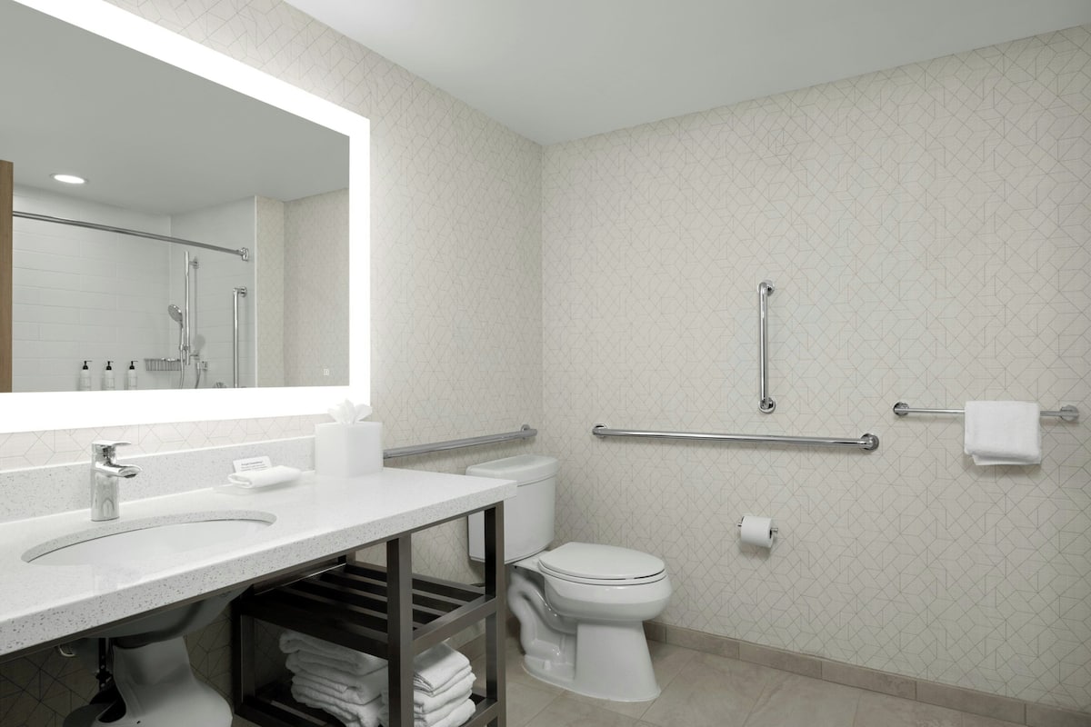 Tina con regadera, tina profunda, amenidades de baño de diseñador