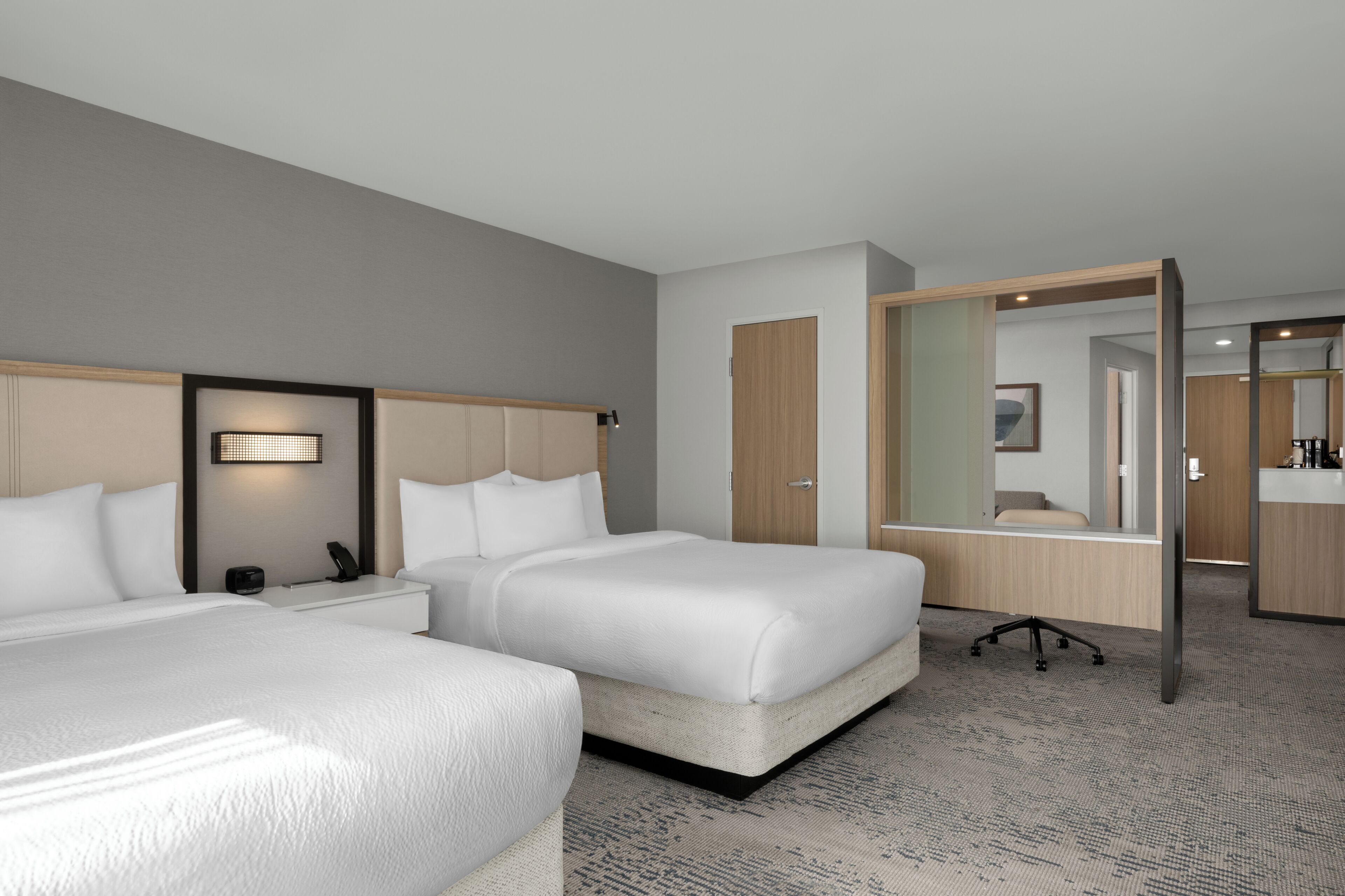 Phòng Suite, 1 phòng ngủ | Bộ đồ giường cao cấp, nệm có lớp đệm bông, bàn 