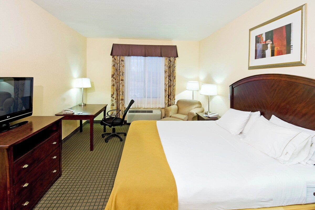 Standard Room, 1 King Bed | In-room safe, desk, blackout curtains, iron/ironing board