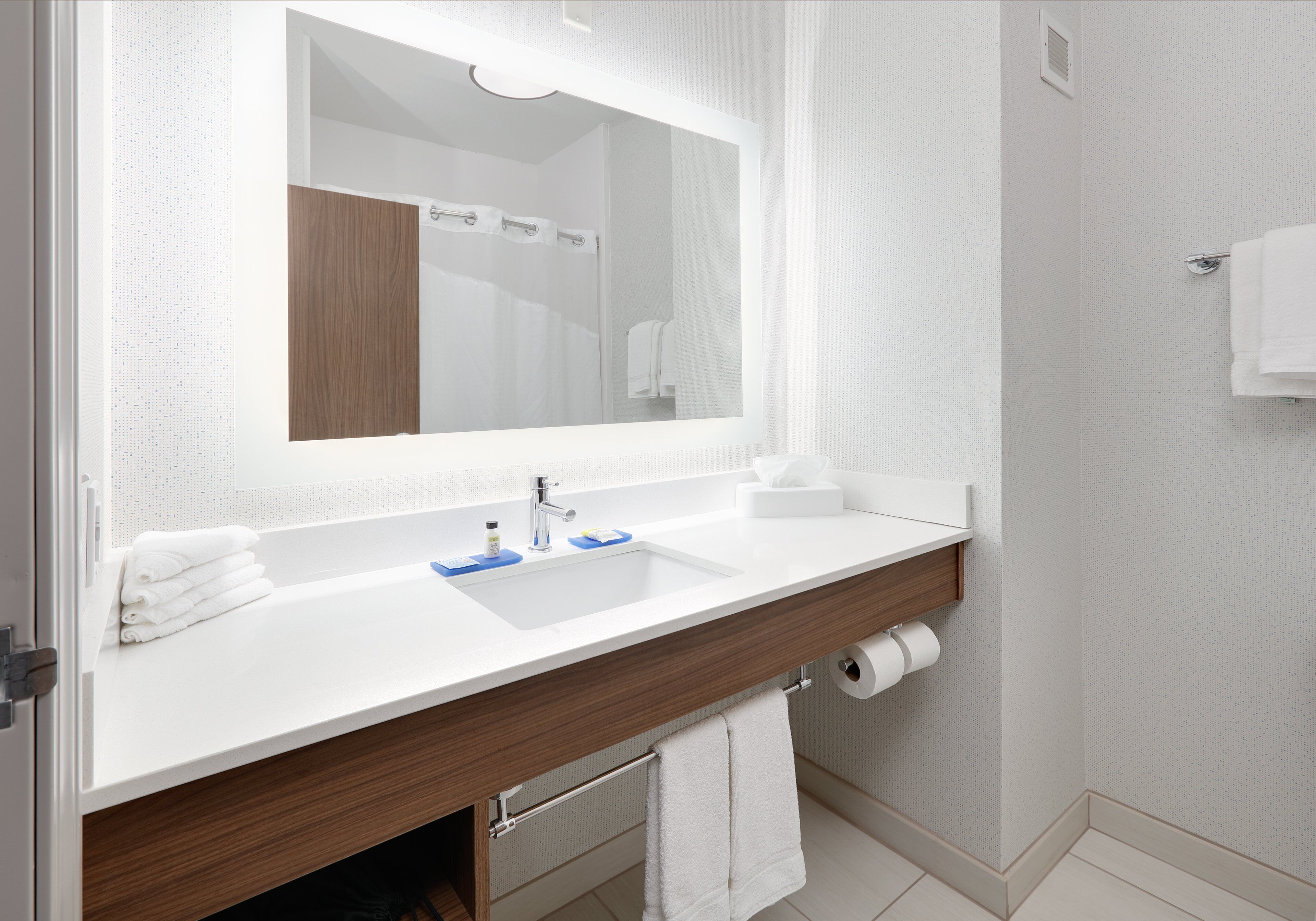 combined shower/bathtub, hydromassage showerhead, free toiletries