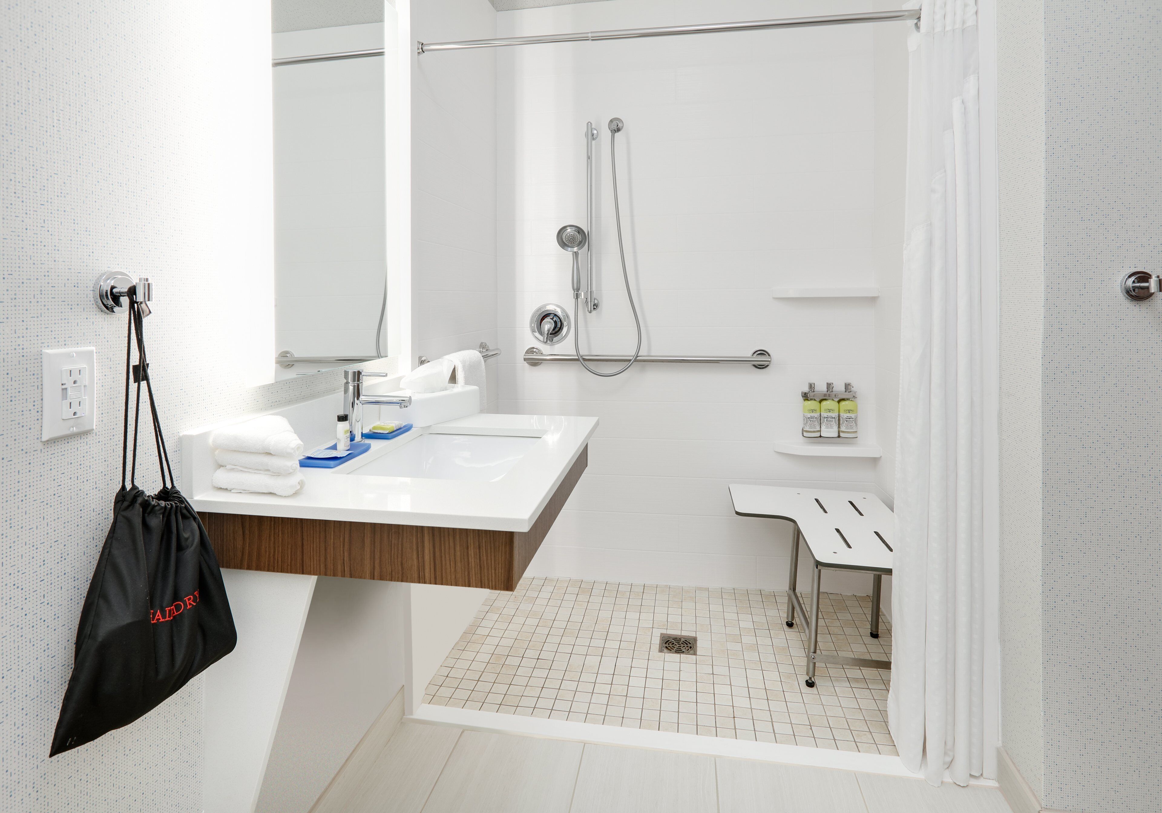 standard room, 1 king bed, mobility accessible (communications) | bathroom | combined shower/bathtub, hydromassage showerhead, free toiletries