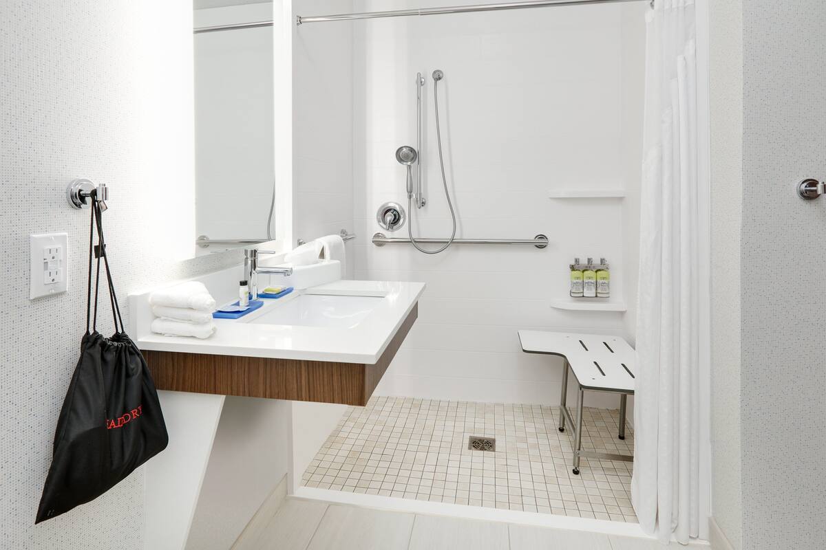 standard room, 1 king bed, mobility accessible (communications) | bathroom | combined shower/bathtub, hydromassage showerhead, free toiletries