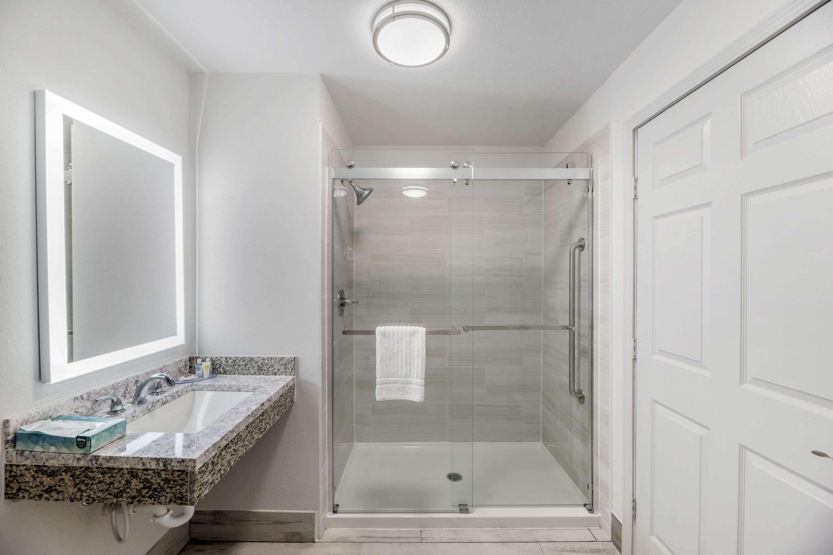 combined shower/bathtub, hair dryer, towels