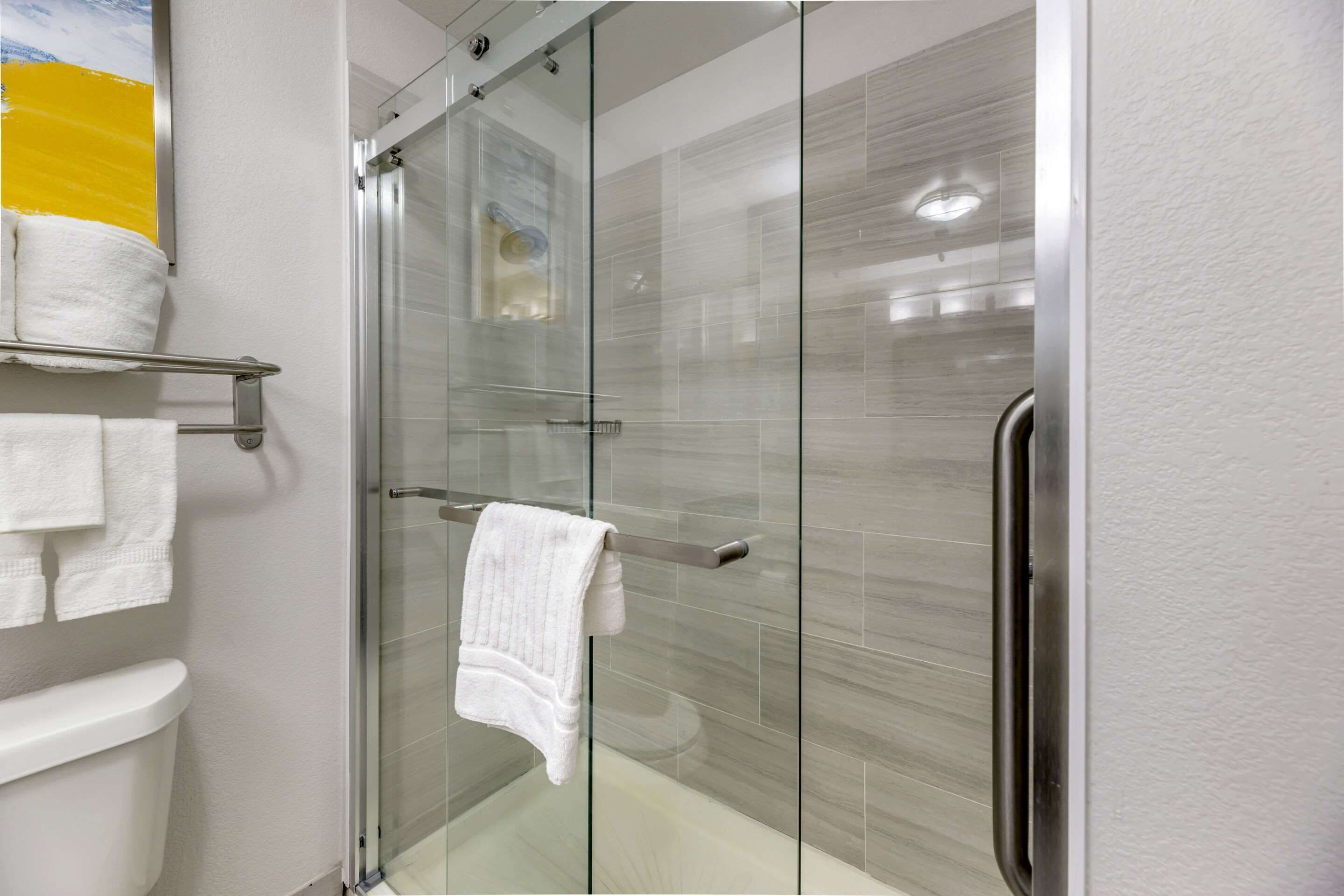 combined shower/bathtub, hair dryer, towels