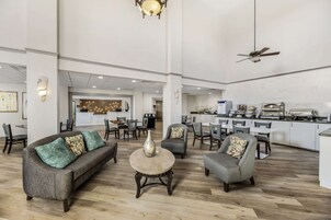 Desayuno completo gratuito y diario