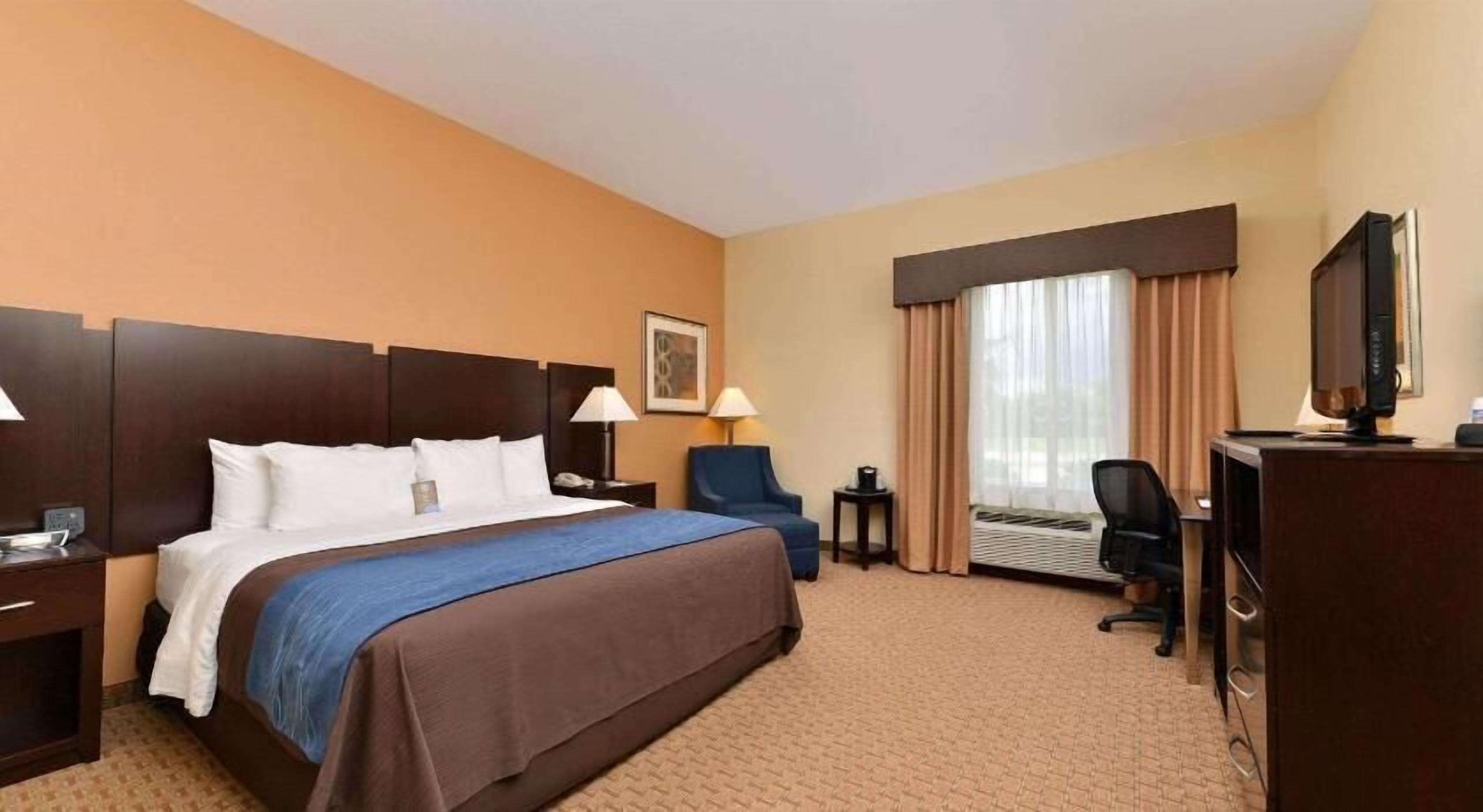 Desk, laptop workspace, iron/ironing board, free WiFi