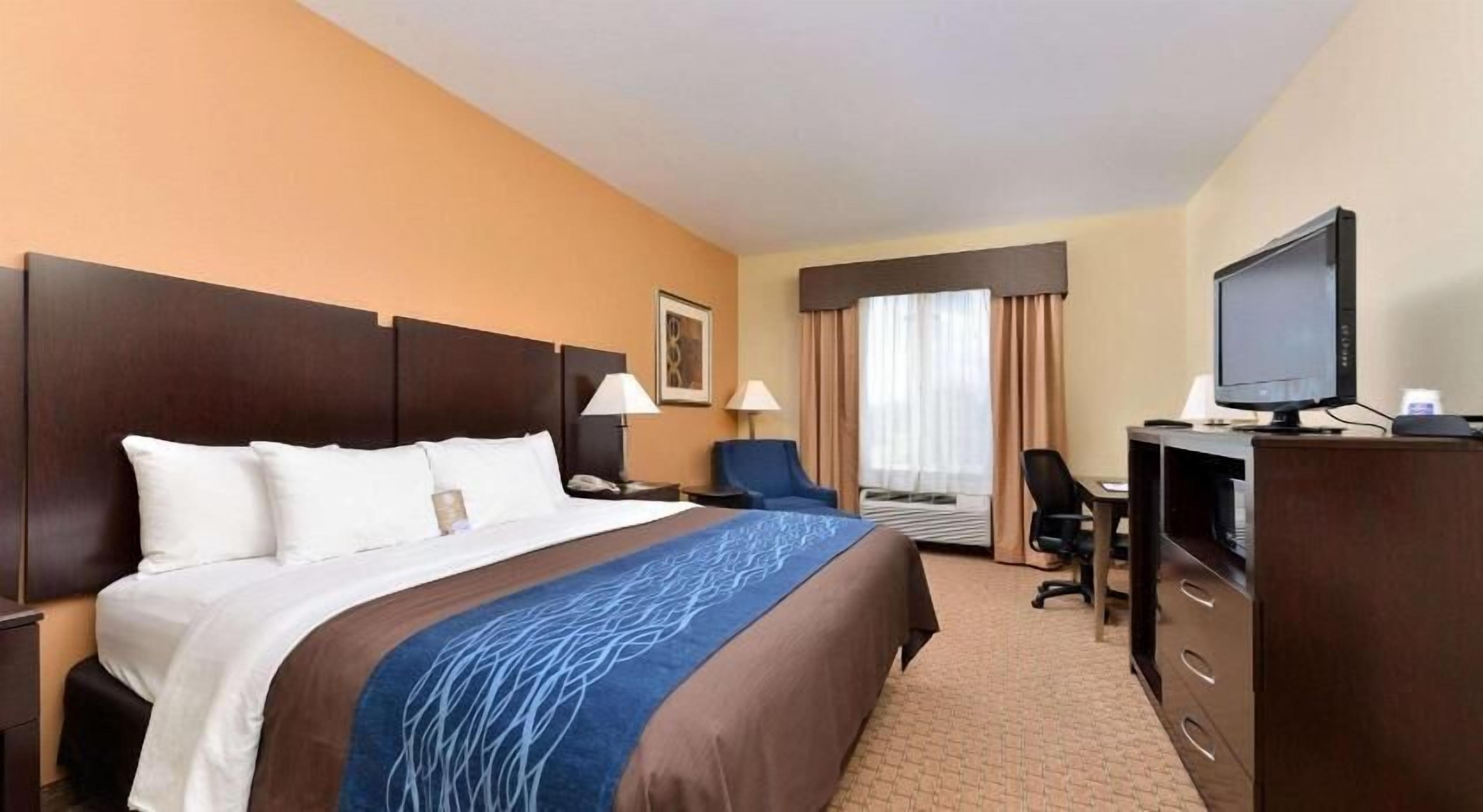 Desk, laptop workspace, iron/ironing board, free WiFi