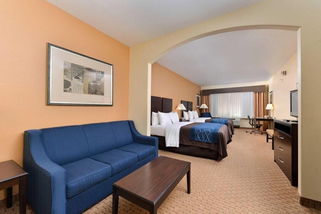 Desk, laptop workspace, iron/ironing board, free WiFi