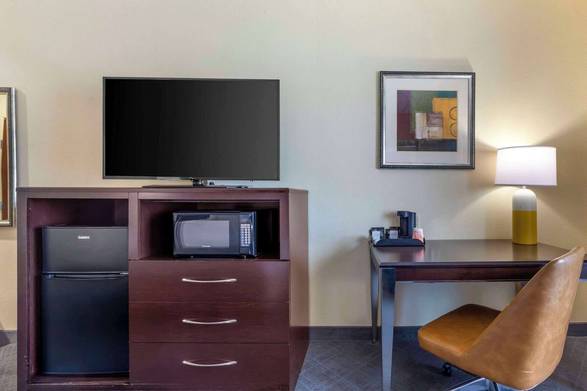 standard room, non smoking | desk, laptop workspace, iron/ironing board, free wifi