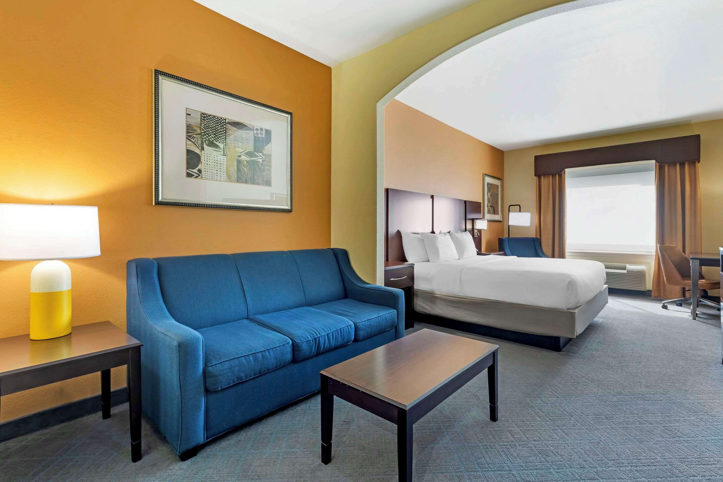 desk, laptop workspace, iron/ironing board, free wifi