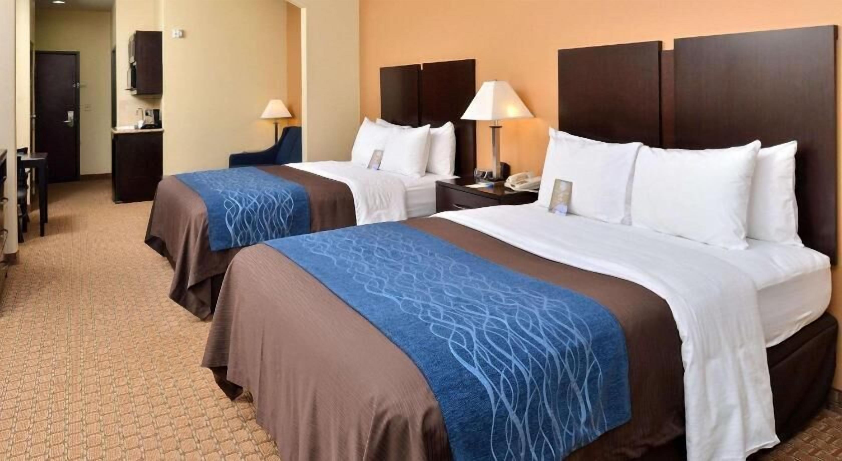 Desk, laptop workspace, iron/ironing board, free WiFi