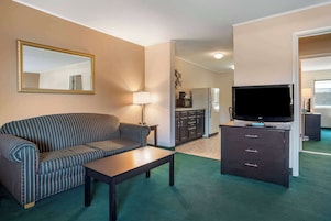 Suite, 2 Bedrooms, Non Smoking | Seterika/papan seterika, katil bayi/kot (percuma)