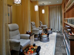 Salas de tratamiento para parejas, sauna y tina de hidromasaje