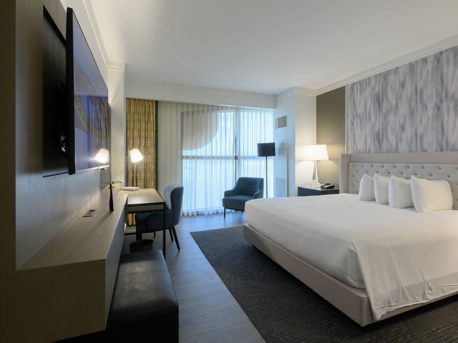 Senger med overmadrass, safe på rommet og blendingsgardiner