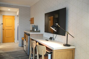 Tabla de planchar con plancha, wifi gratis y ropa de cama