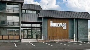 Un hotel moderno con un gran letrero que dice "The Boulevard Hotel".